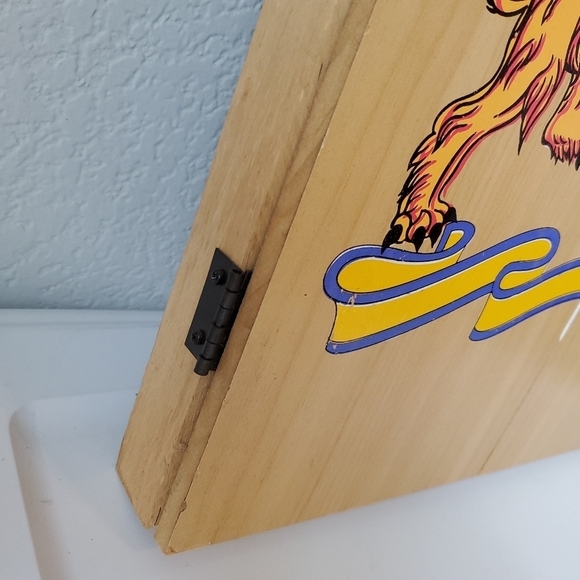 VTG Wooden Dart Board Cabinet The King Of Arms Darts Knights Crest 19.5x15.5 - Picture 5 of 14